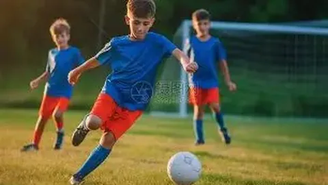 陈冠希海滩秀幸福，与秦舒培携手情侣鞋秀恩爱